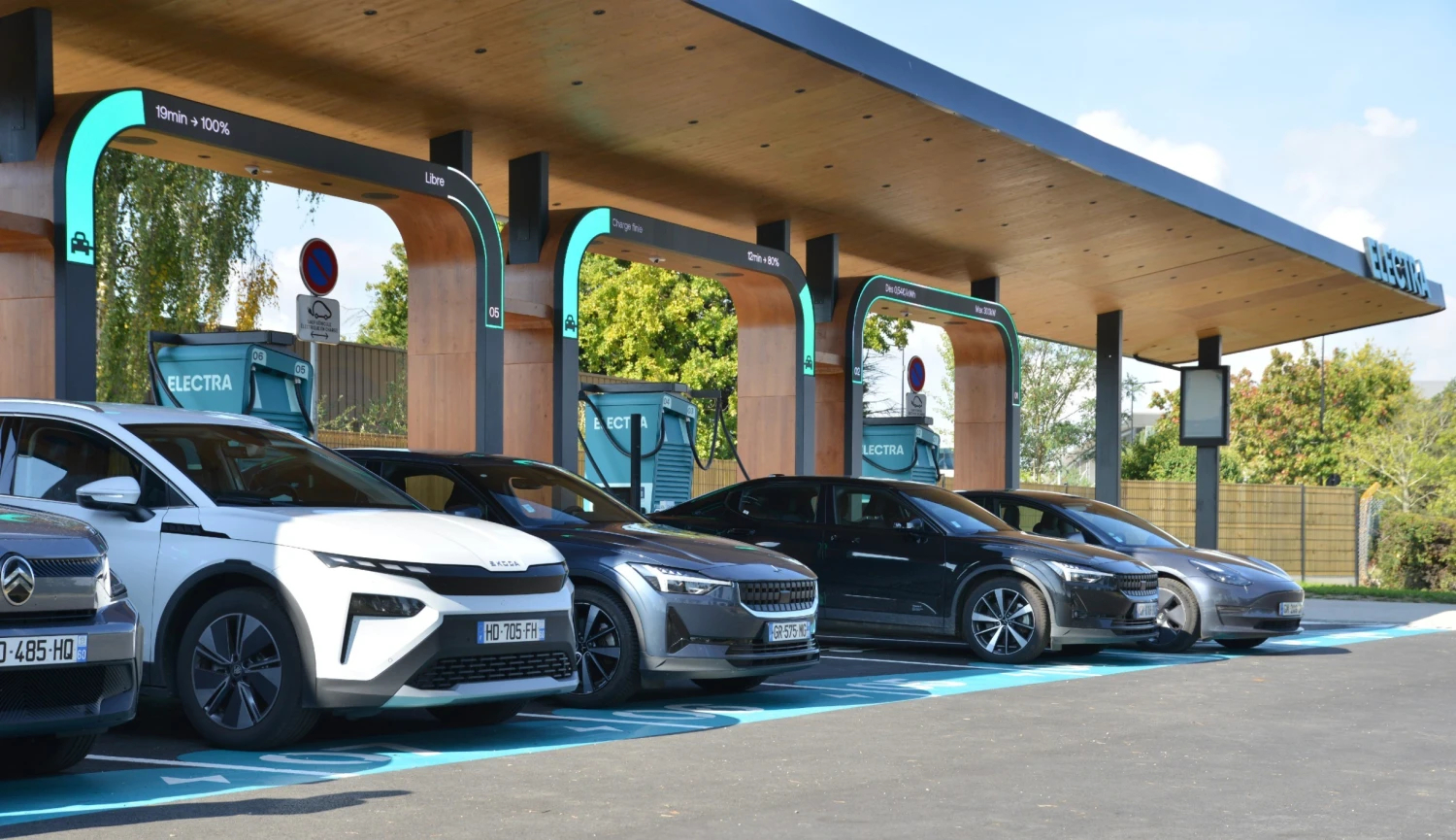 Rychle, levně, pod střechou. Francouzský startup chce změnit dobíjení aut v Česku