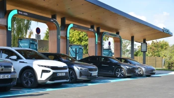 Rychle, levně, pod střechou. Francouzský startup chce změnit dobíjení aut v Česku