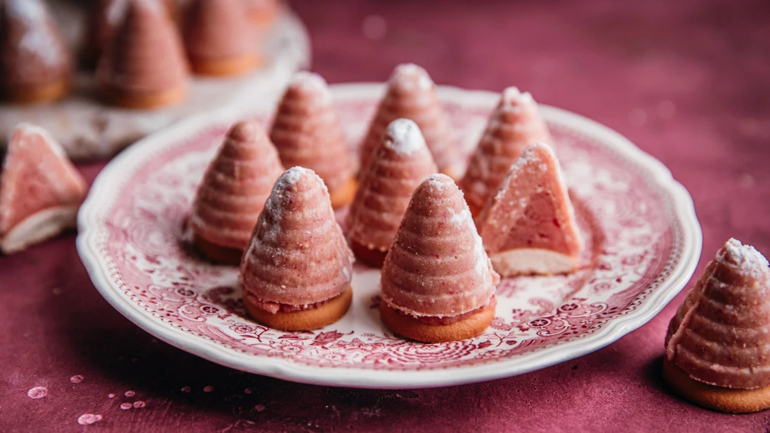 Růžová tečka mezi rohlíčky a perníčky. Jahodové včelí úly