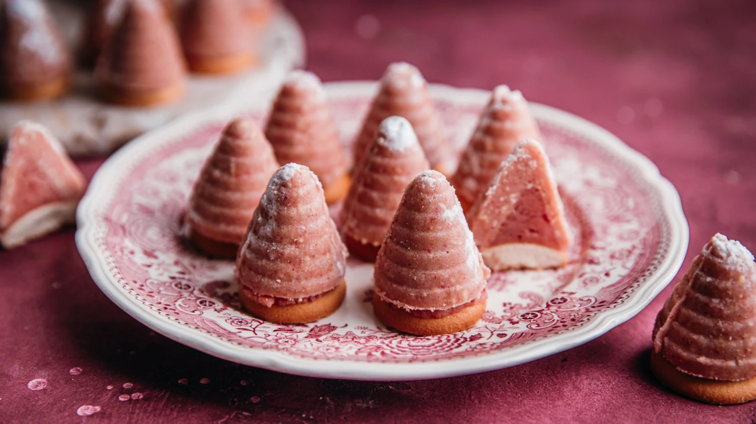 Růžová tečka mezi rohlíčky a perníčky. Jahodové včelí úly