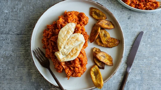 Africká klasika. Sváteční rýže Jollof se smaženým banánem a kuřetem