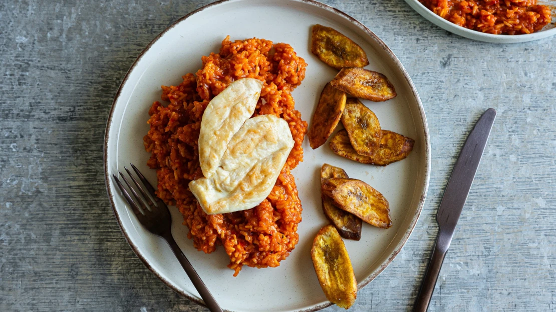 Africká klasika. Sváteční rýže Jollof se smaženým banánem a kuřetem