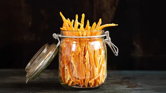 Slupky nepatří do koše, ale do cukru. Vyrobte si domácí kandovanou kůru