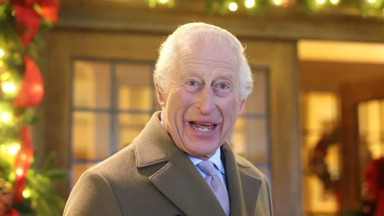 Slavte jako král. E-shop Buckinghamského paláce nabízí sladkosti, gin i ozdoby