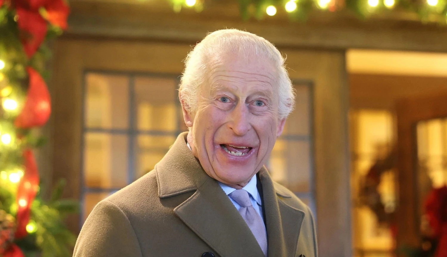 Slavte jako král. E-shop Buckinghamského paláce nabízí sladkosti, gin i ozdoby