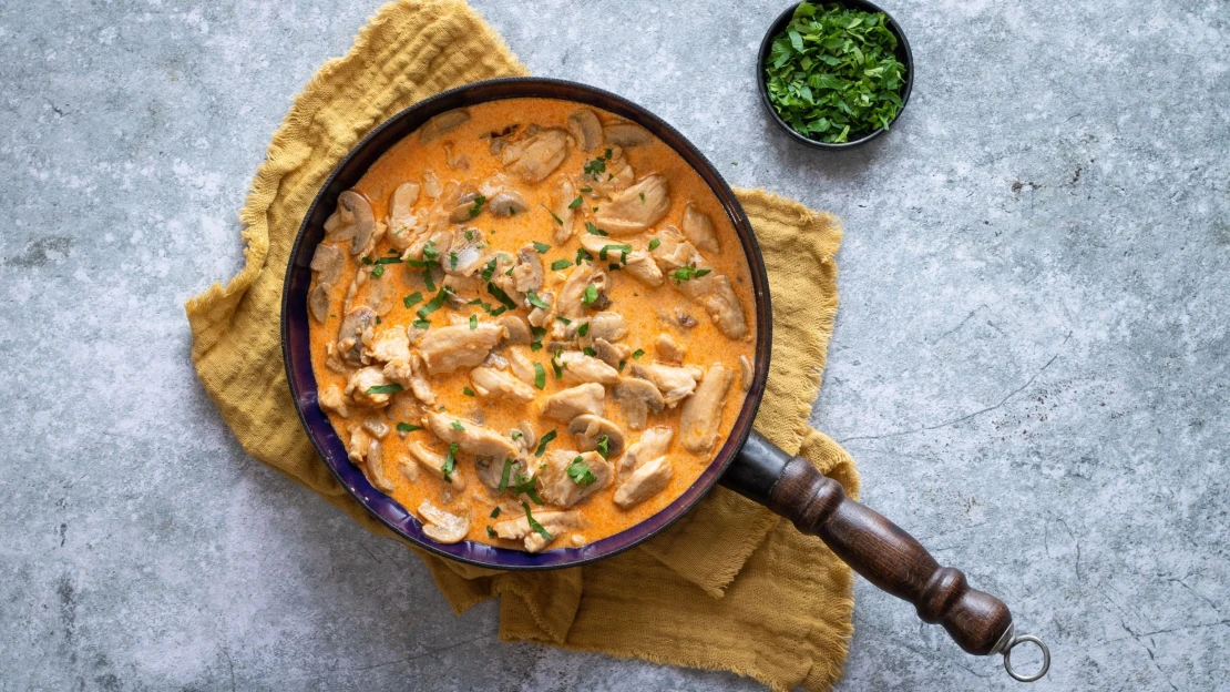 Kuřecí Stroganov za 20 minut. Comfort food, který zvládnete i ve chvílích totálního off