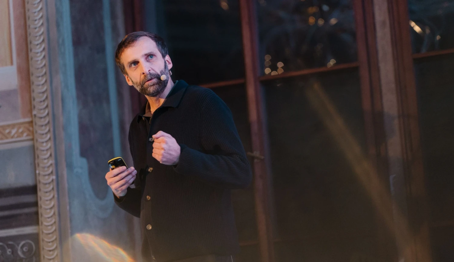 Ošlapané kecky a kameny na památku. Poznejte Jana Magasaníka Out of Office