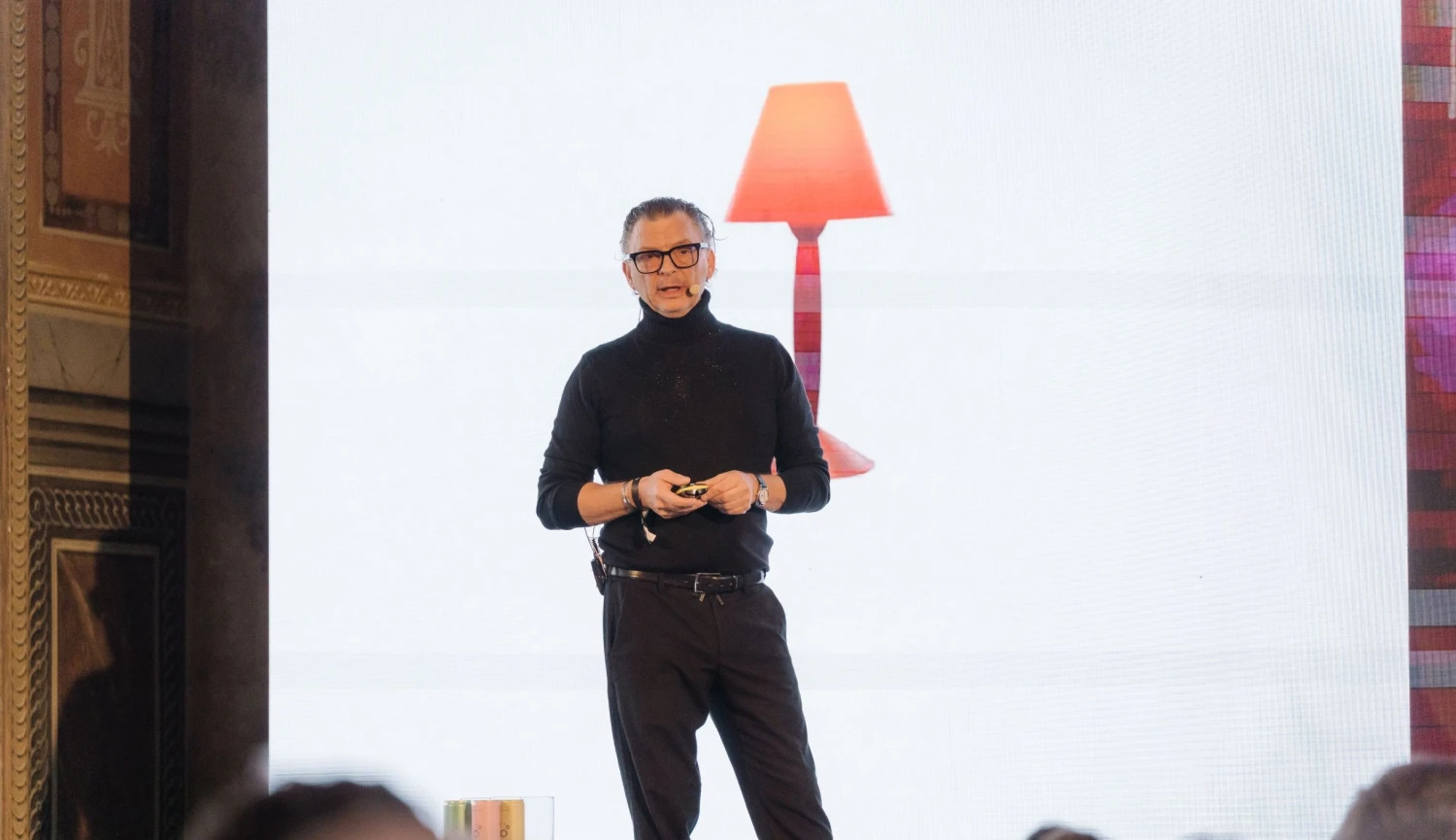 Chyba jako rukopis. Umělec Adam Pisca proměňuje tapiserii v moderní umění