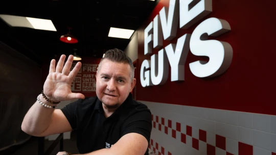 Žádný mrazák! Nejsme fast food, vše projde rukama lidí, říká šéf provozu Five Guys