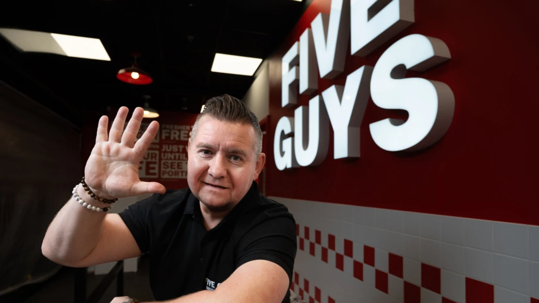 Žádný mrazák! Nejsme fast food, vše projde rukama lidí, říká šéf provozu Five Guys