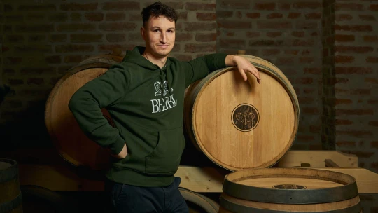 Skončil v&nbsp;bance a&nbsp;založil si octárnu. Ta oživuje pražské moruše i&nbsp;rodinnou historii