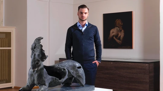 Připravte se na temnotu. Mladý galerista přináší do Prahy špičkovou tvorbu z&nbsp;Evropy
