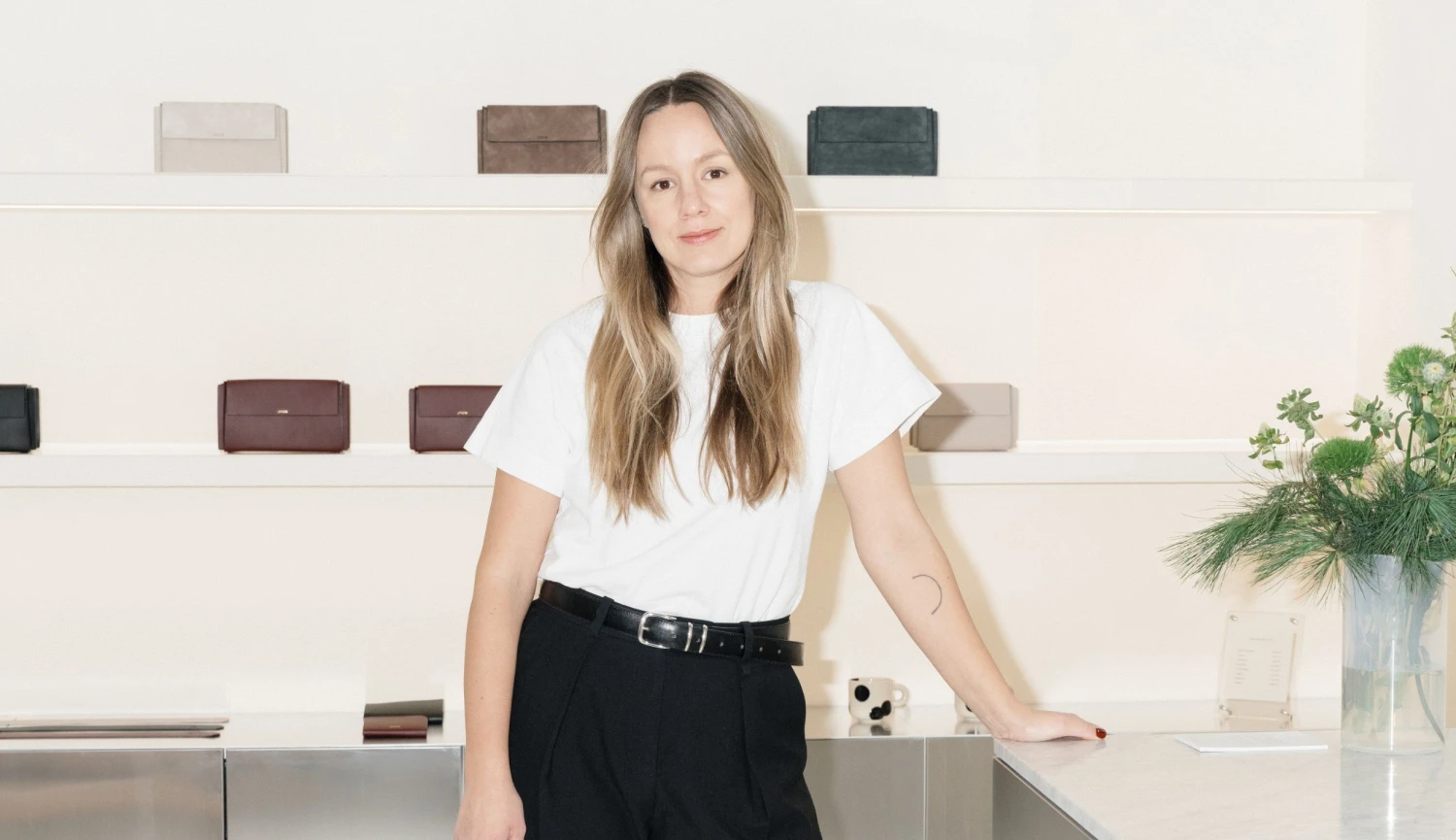 Od starých gaučů k vysoké módě. Aleš Hnátek buduje vlastní minimalistický vesmír