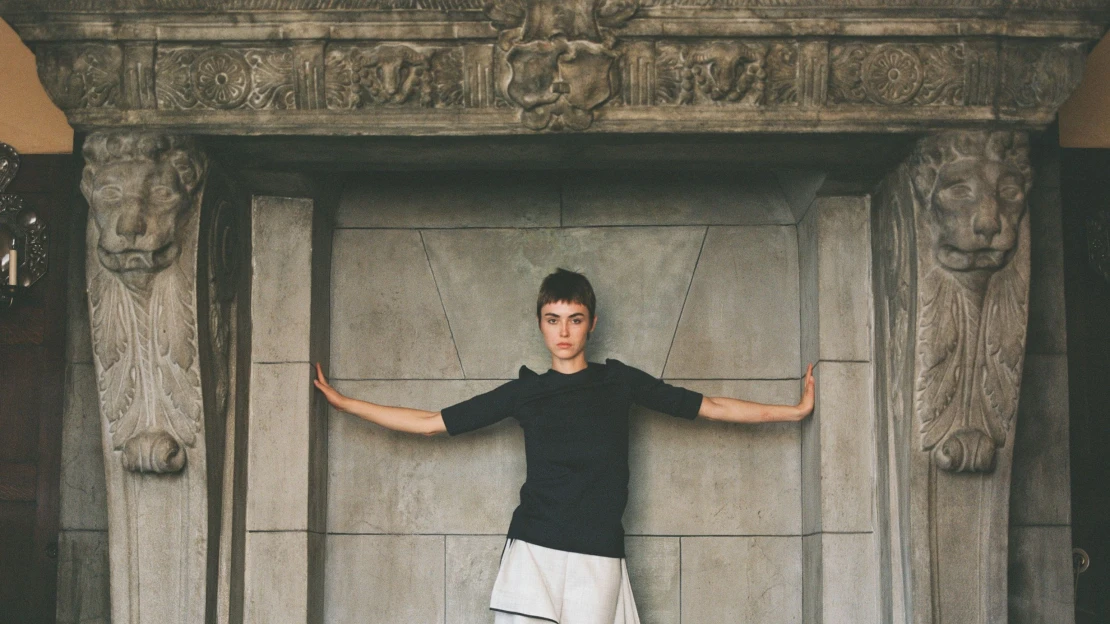 Od starých gaučů k&nbsp;vysoké módě. Aleš Hnátek buduje vlastní minimalistický vesmír