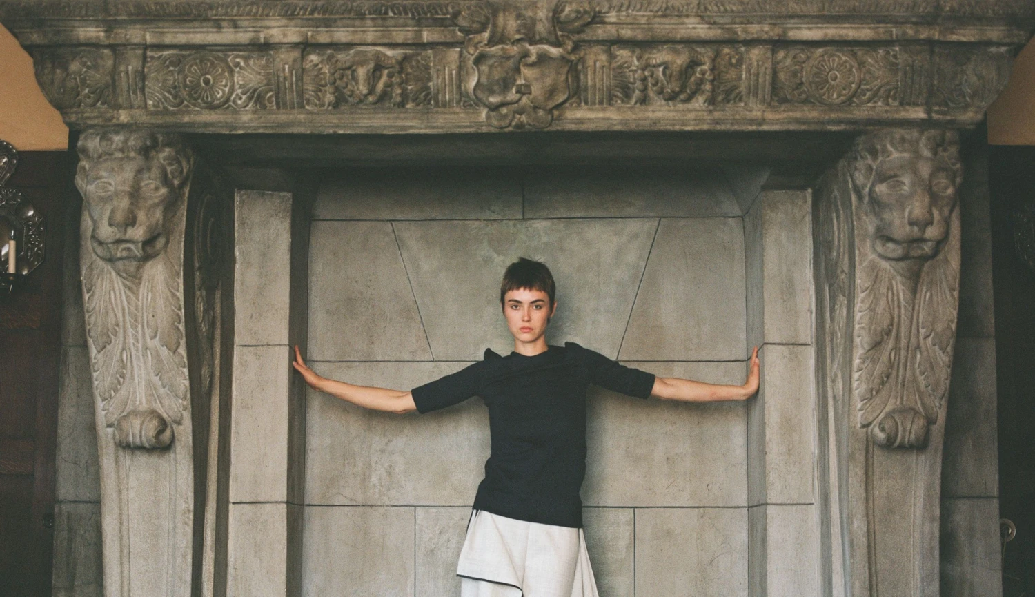 Od starých gaučů k vysoké módě. Aleš Hnátek buduje vlastní minimalistický vesmír