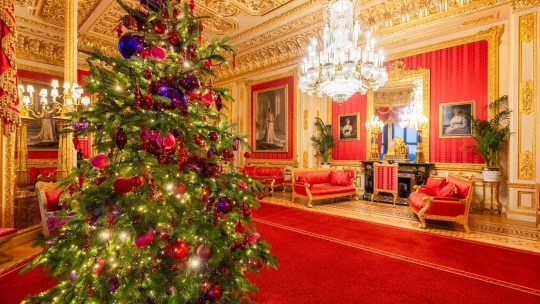 Pětimetrový strom i dobový dům pro panenky. Windsor se o Vánocích otvírá