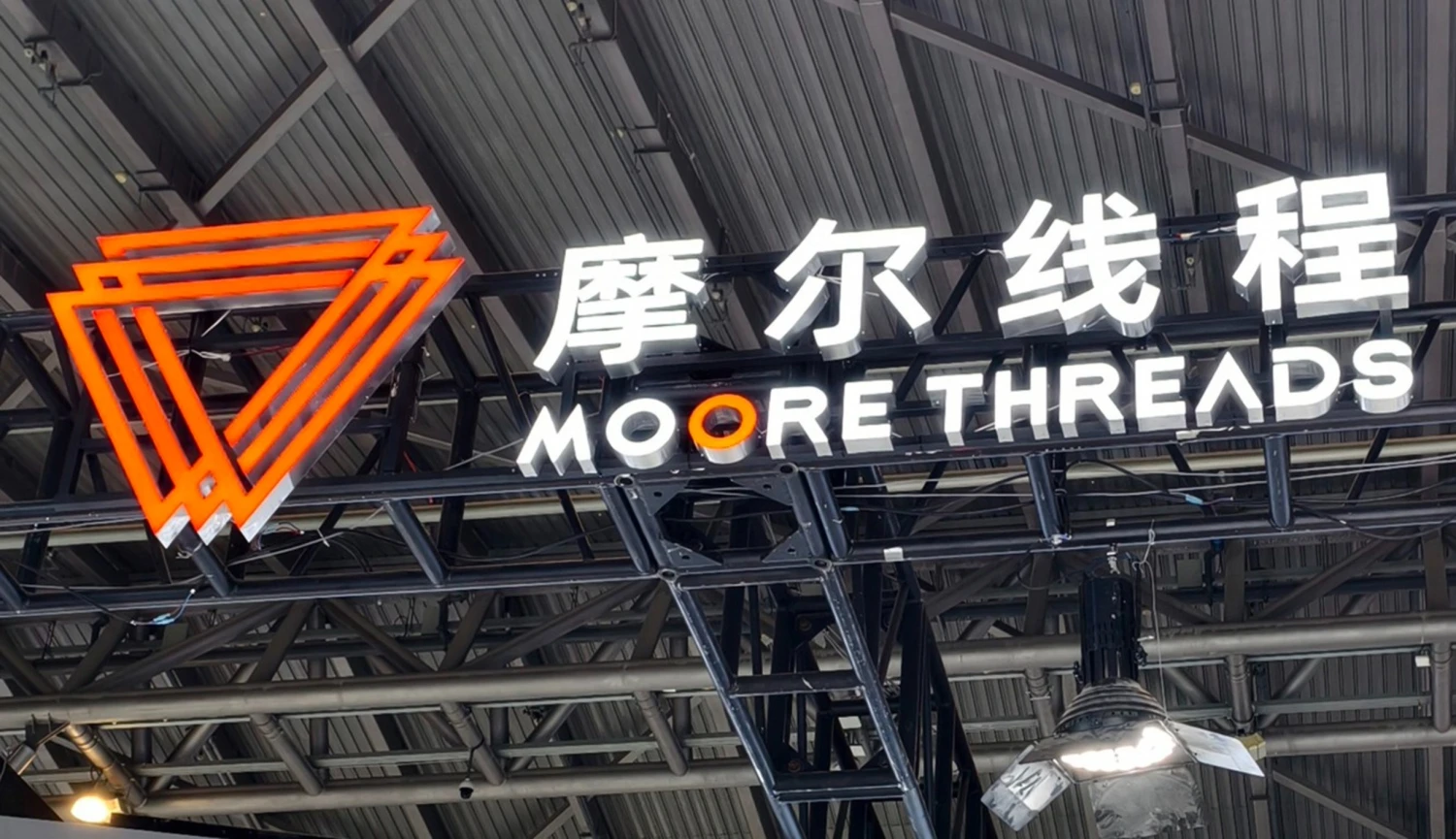 Z továrny do českého obýváku. Kudy putuje nový iPhone, než ho vezmete do ruky