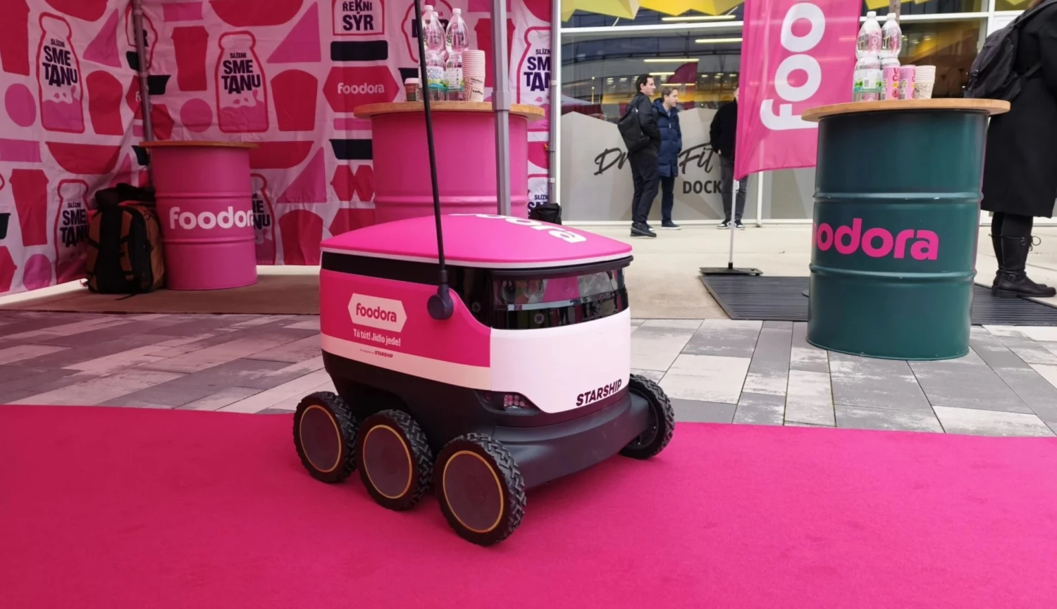 Dovážkoví roboti vyjeli do Karlína. Platíme je podobně jako kurýry, říká šéf Foodory