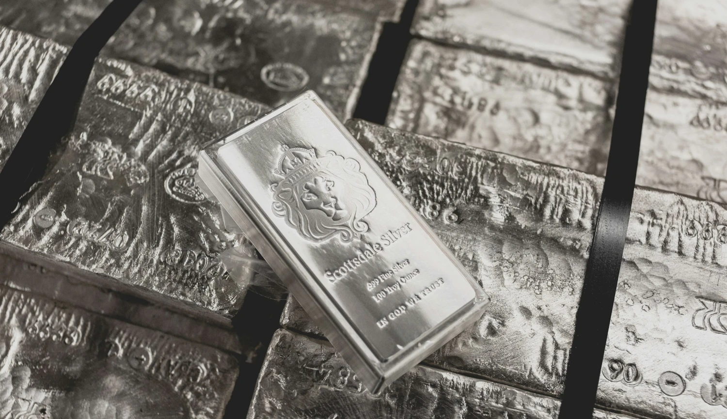 Cena stříbra trhla další rekord. Poprvé přesáhla 65 dolarů za unci