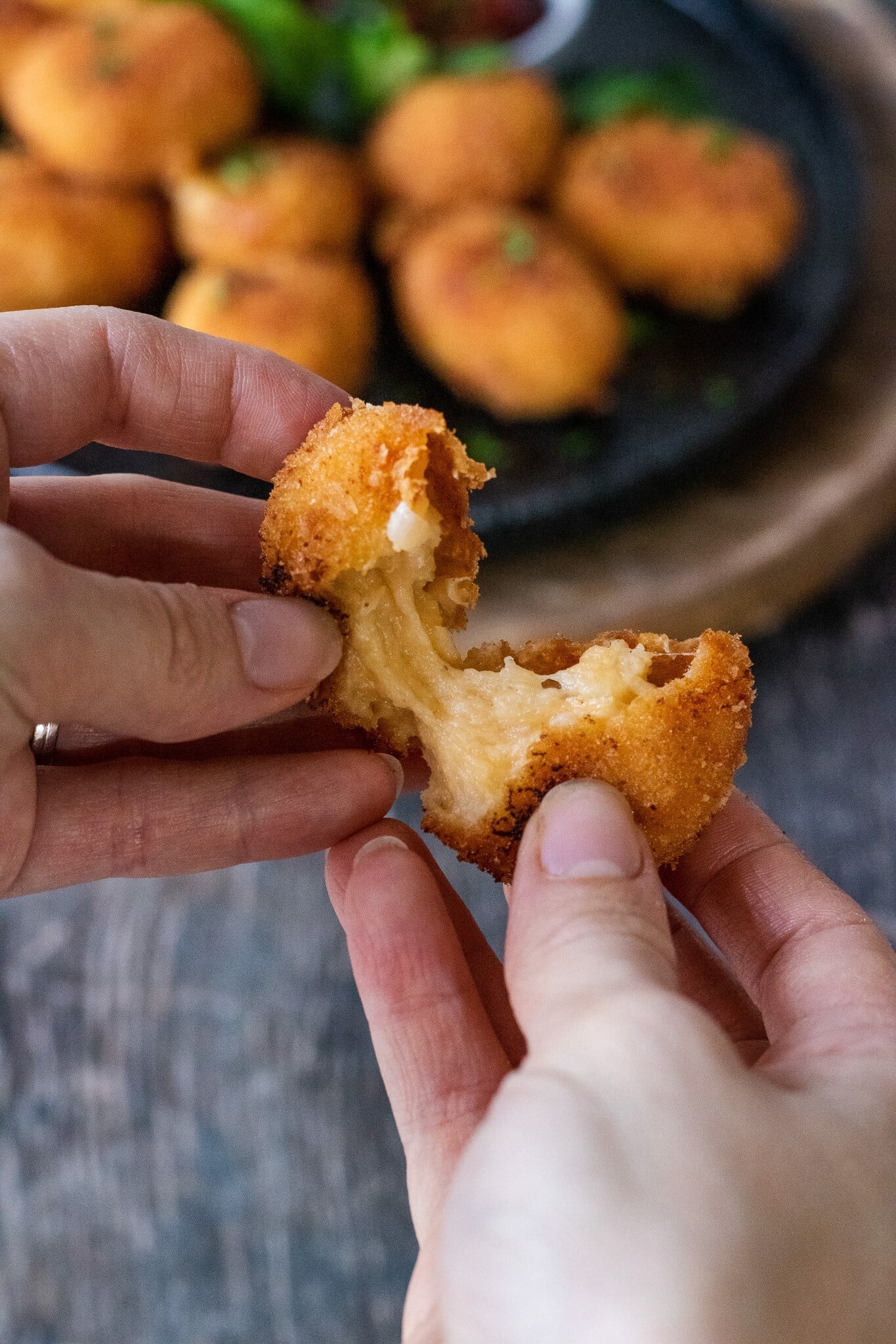 Smažák jako finger food. Sýrové krokety jsou vláčné i zastudena