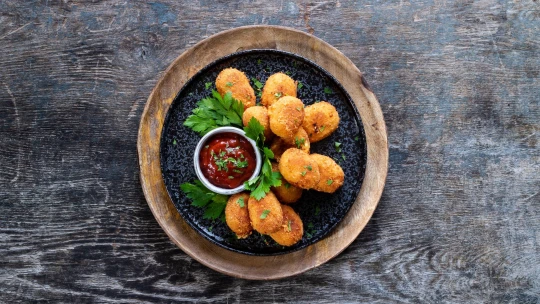 Smažák jako finger food. Sýrové krokety jsou vláčné i&nbsp;zastudena