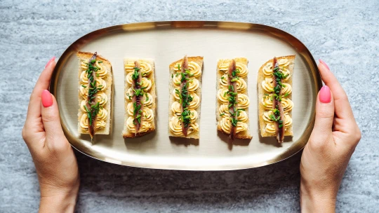 Slunce, moře & ančovičky. Španělské jednohubky ze tří surovin