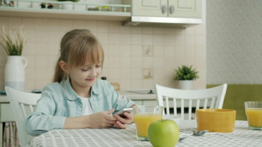 Vytrženi ze sociálních sítí. Ředitelé škol odpovídají, zda chtějí zákaz technologií