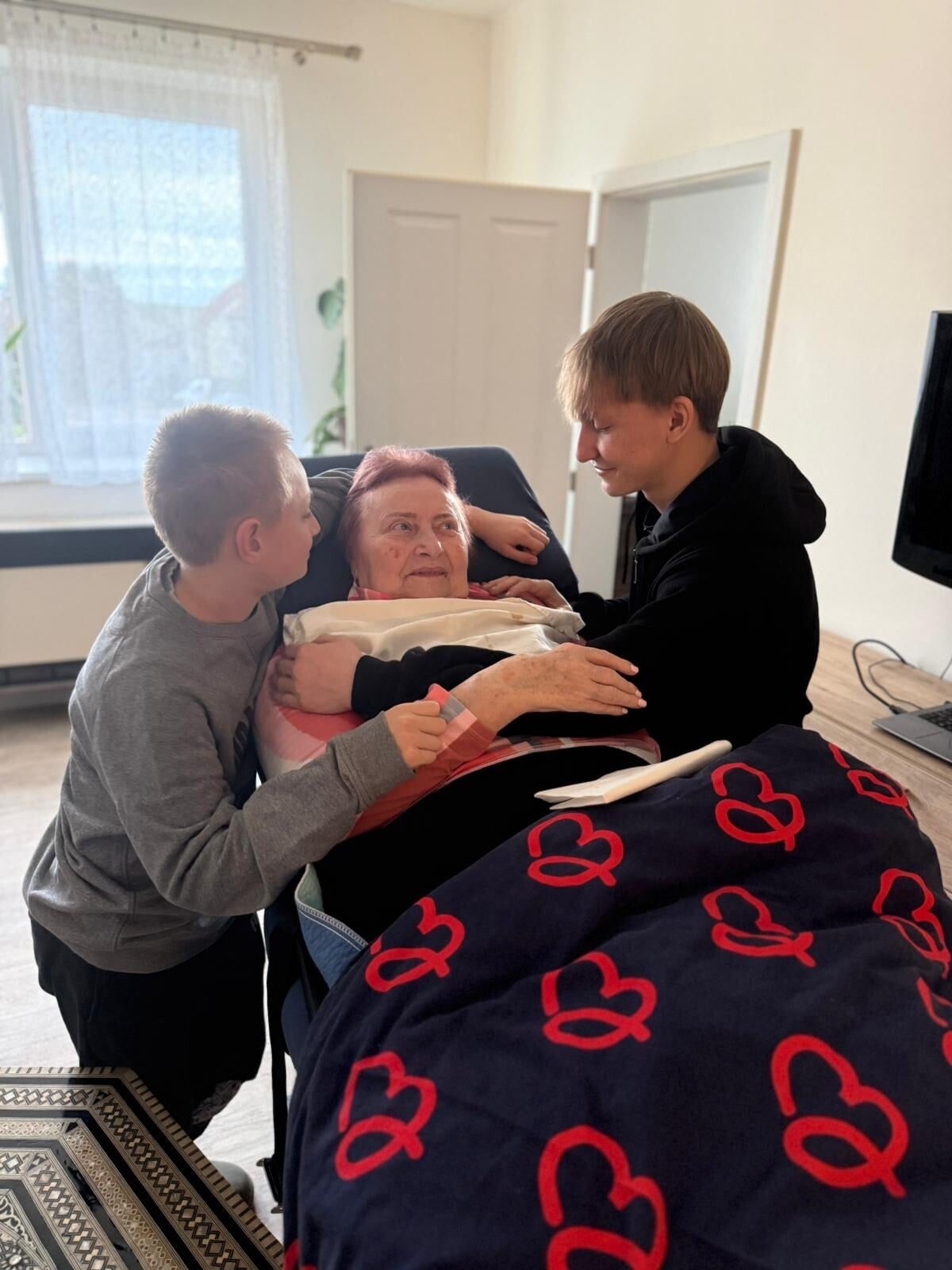 Setkání babičky s vnoučaty. Po dvou letech odloučení. Kluci byli v její péči protože je rodiče týrali. Babička onemocněla a kluci byli v dětském domově.