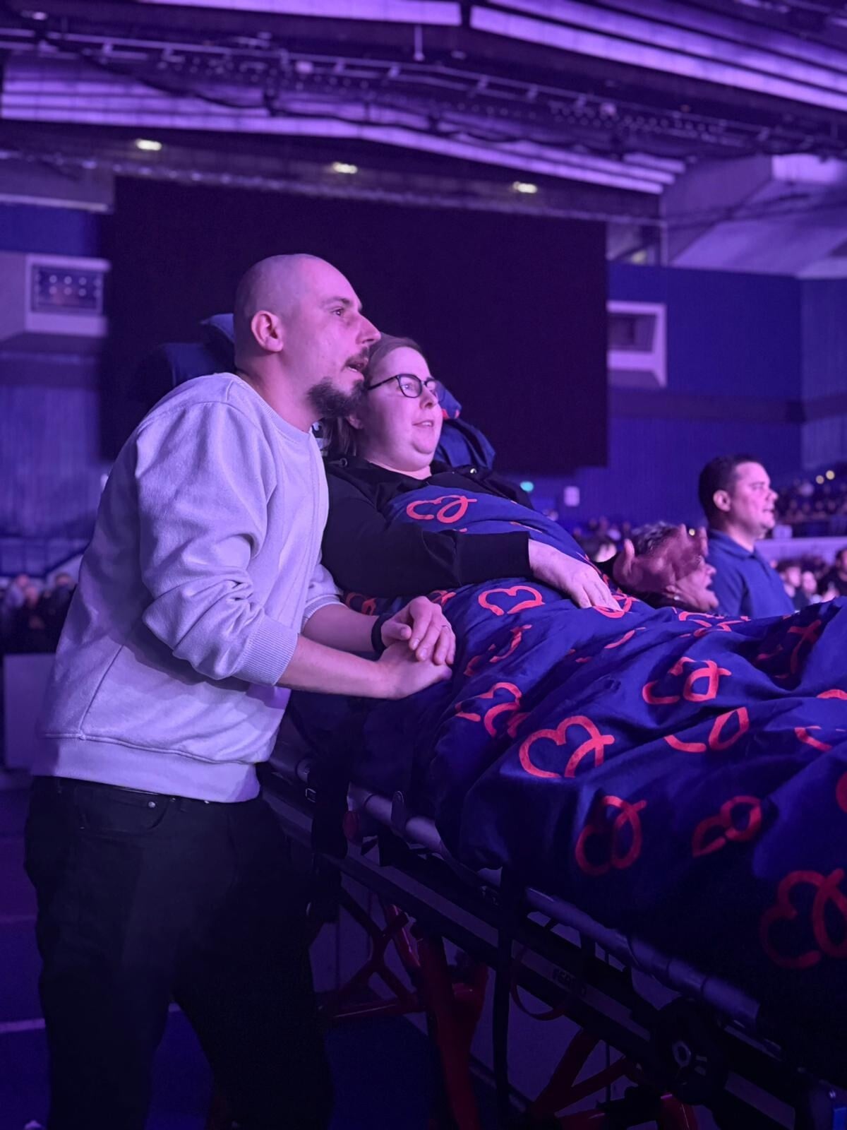 Paní Lenka v paliativní péči a přáli si s manželem takové “rande “. Byli na koncertu Lucie.