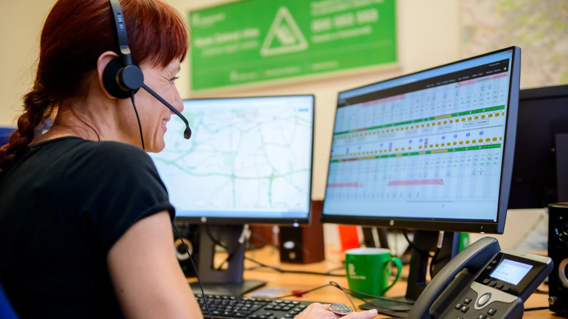 Procházející pštros, jelen ve skoku a gauč u svodidel. Když jde na silnici o vteřiny