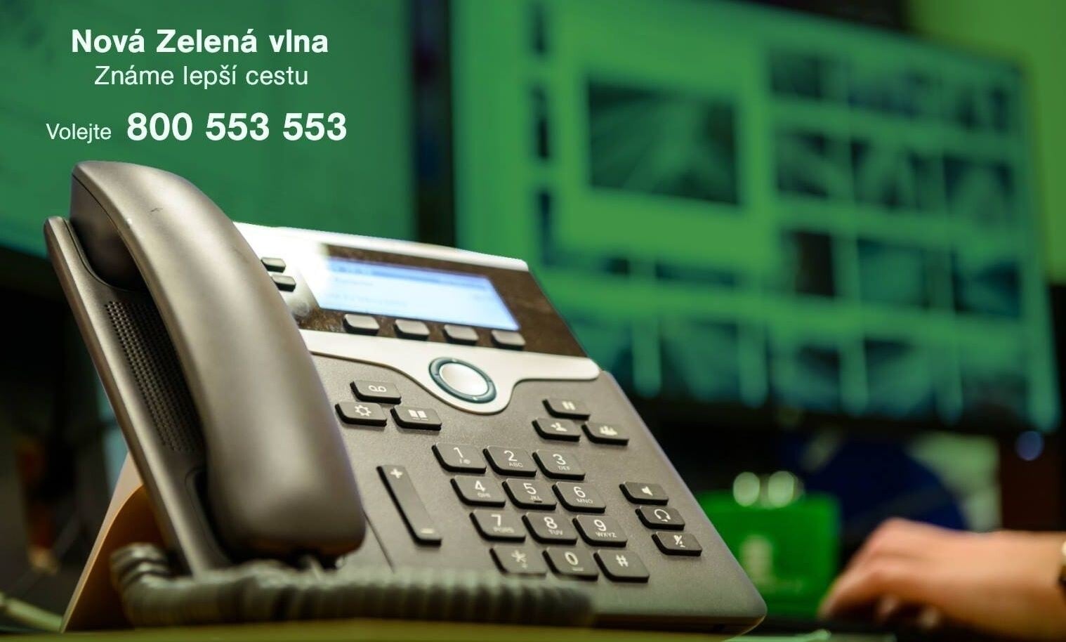 Procházející pštros, jelen ve skoku a gauč u svodidel. Když jde na silnici o vteřiny