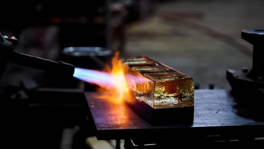 Tvar z&nbsp;lyžařské stopy. Trofeje pro vítěze Jizerské padesátky vyrobil Lasvit