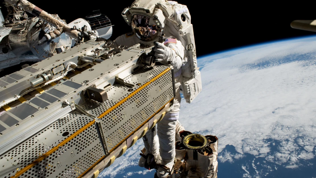 Po osmi měsících na ISS jsou zpět. Čtveřice astronautů přistála s&nbsp;modulem SpaceX