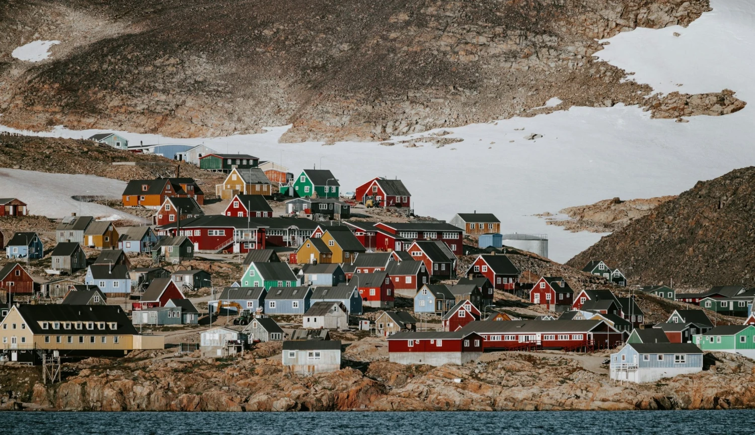 Laboratoř mikrogridů. Grónská energetika z tání ledu nejen těží, ale i k němu přispívá