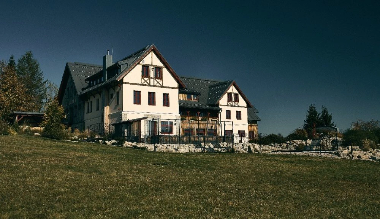 Prezidentská už není jediná. Dalibor Dědek koupil v&nbsp;Jizerkách další chatu