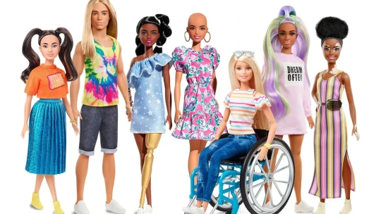 Barbie na vozíčku nebo s&nbsp;autismem. Jak se Mattelu daří prodávat inkluzivní panenky?