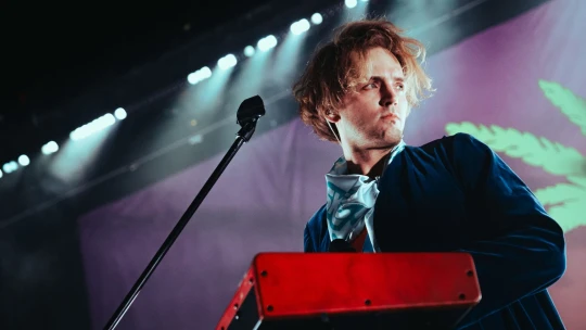 Když se město probouzí, jdu zaspat stres z lidstva, říká frontman Bert & Friends