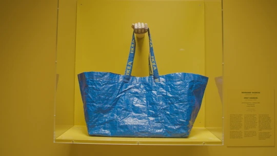 Končí? Tak rychle pro ni! Prodeje modré IKEA tašky v Česku skokově vyletěly