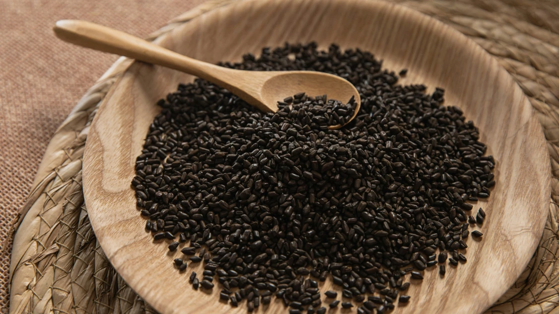 Největší potravinová mánie roku 2026? Sítě i&nbsp;kavárny pobláznil černý sezam