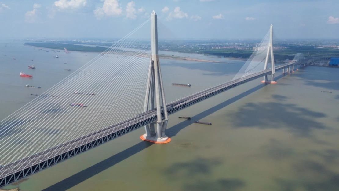 Megaprojekty Západu a Číny. Umíme jít pod zem i do oblak, s rozlohou to je horší