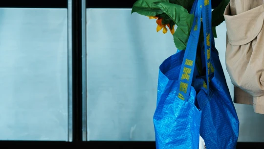 Ikonická modrá taška IKEA končí. Nahradí ji nová verze