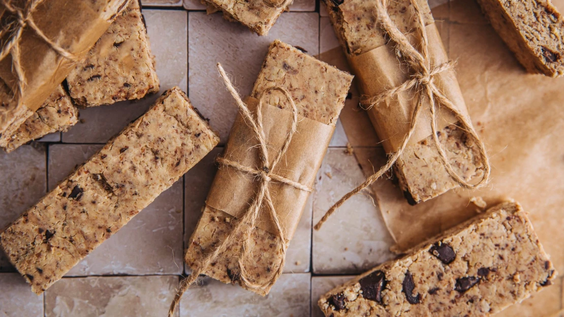 Domácí proteinové tyčinky jako chytrý novoroční snack