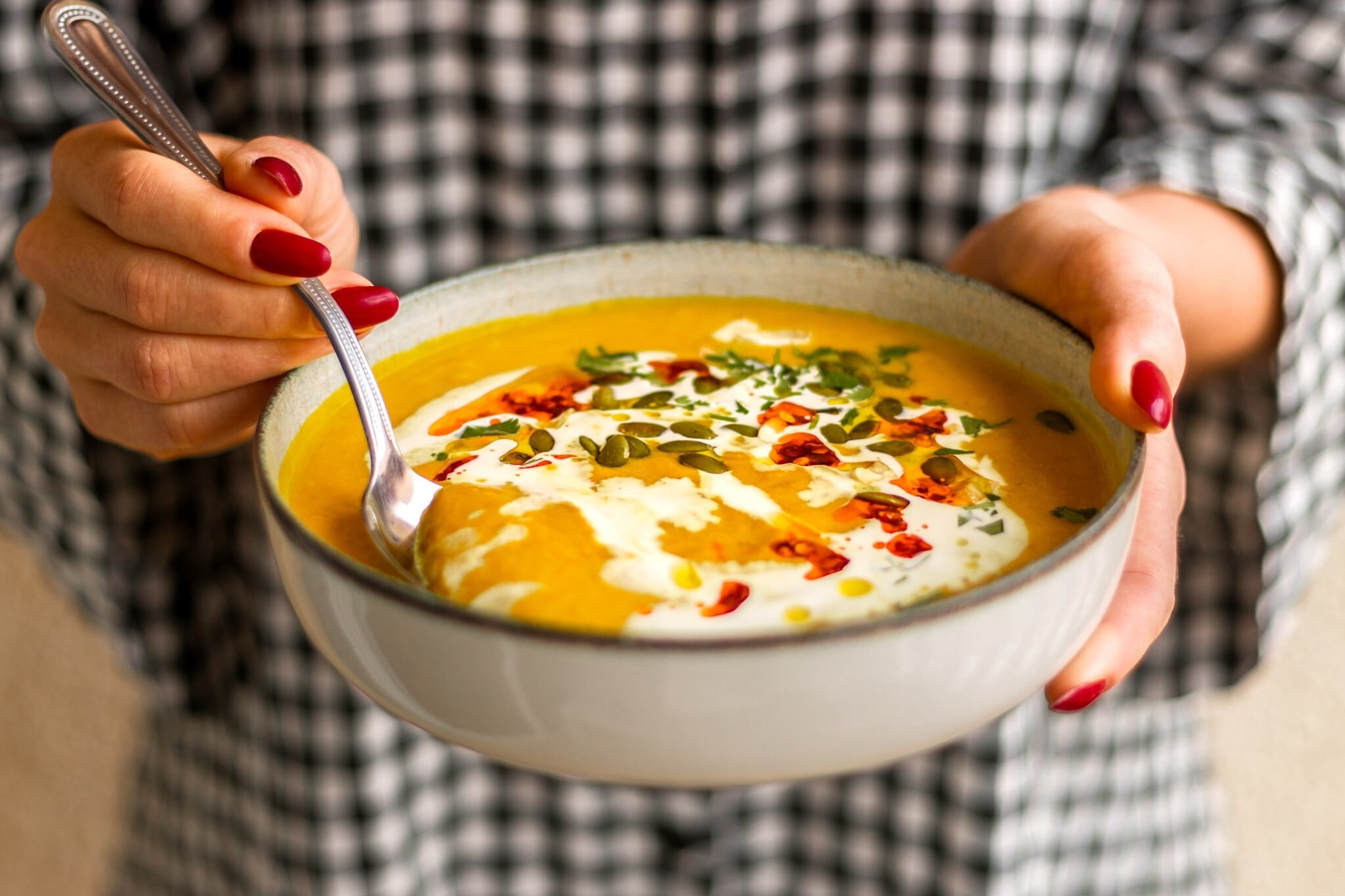 Dýňová polévka, k níž se budete vracet. S červenou čočkou, kari a kokosovým mlékem