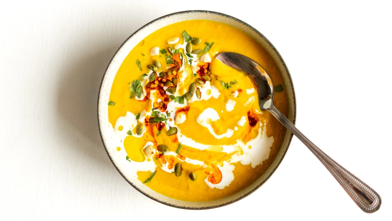 Dýňová polévka, k&nbsp;níž se budete vracet. S červenou čočkou, kari a kokosovým mlékem