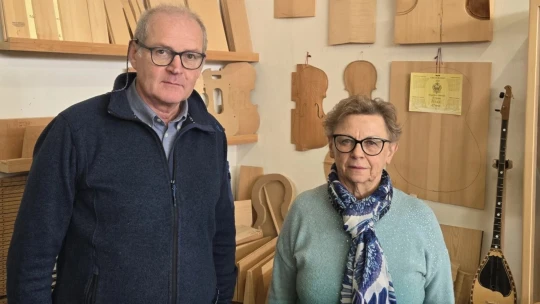 Tady se rodí duše pro Petrof. Příběh firmy, bez které by piana světových značek mlčela