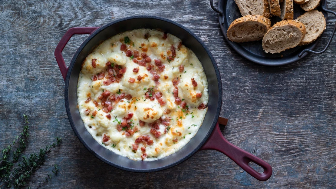 Květák, který baví i&nbsp;odpůrce. Gratinovaný se sýrem a&nbsp;slaninou