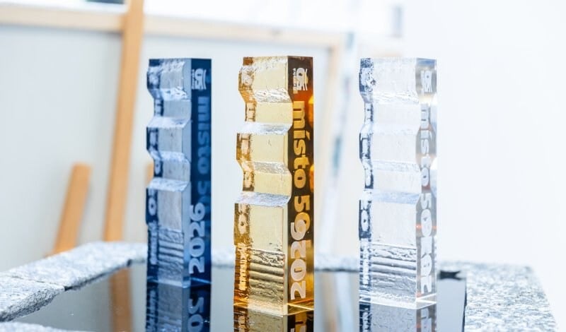 Tvar z lyžařské stopy. Trofeje pro vítěze Jizerské 50 vyrobil Lasvit