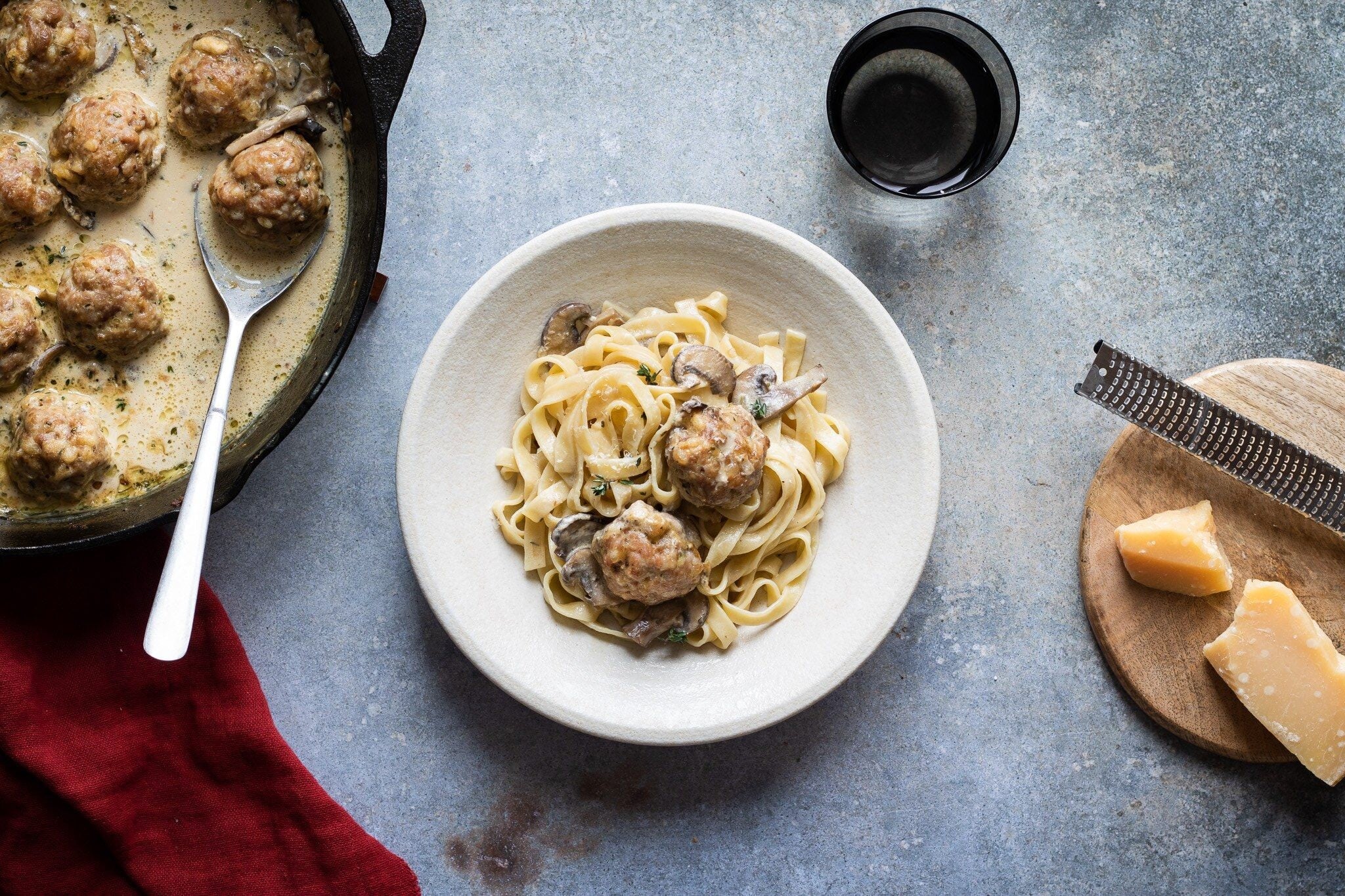 Ke sdílení jako stvořené. Delikátní krůtí kuličky & krémová houbová omáčka