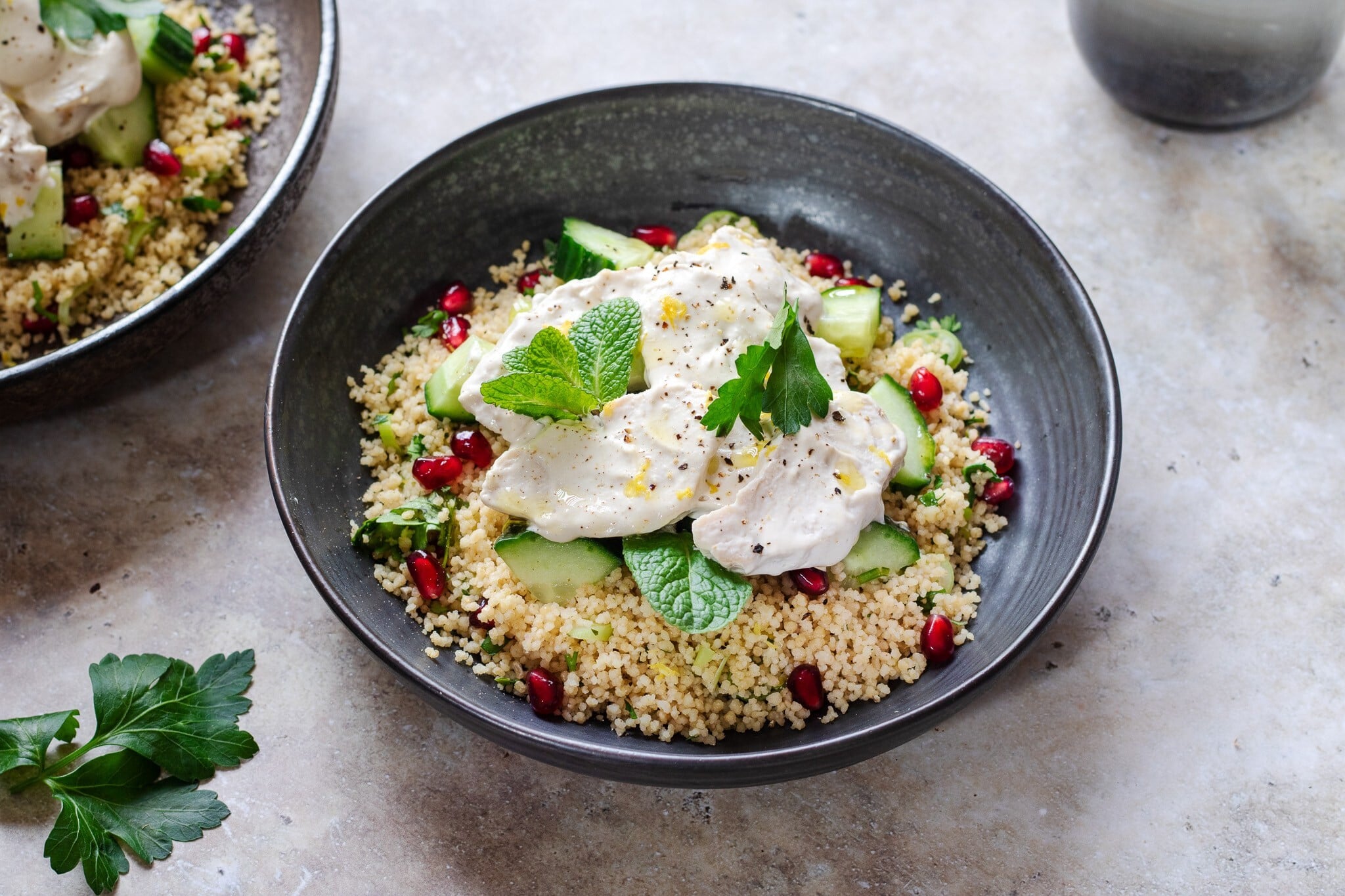 Šťavnaté kuře, krémové tahini & bylinkový kuskus. Lehkost, která baví