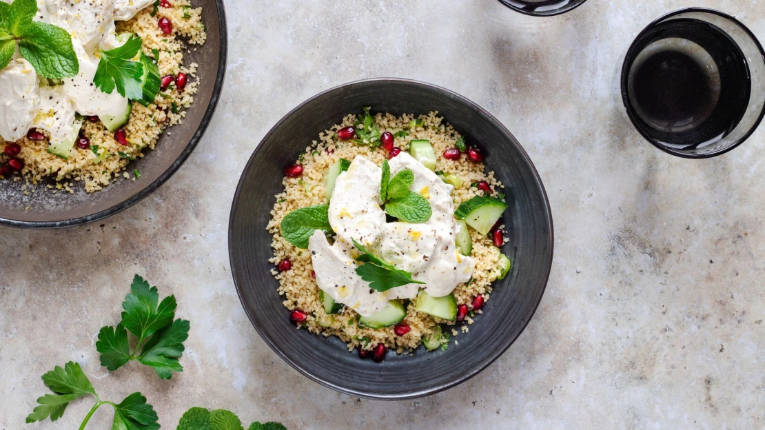 Šťavnaté kuře, krémové tahini & bylinkový kuskus. Lehkost, která baví